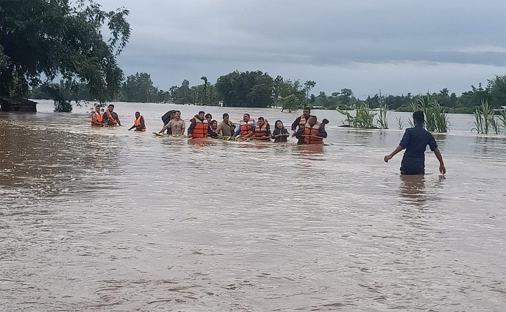 कोशी प्रदेश सरकारद्वारा मृत्यु भएका परिवारलाई राहत वितरण
